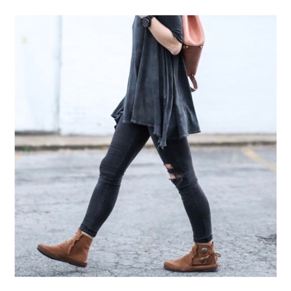 FREE PEOPLE x Minnetonka 2 Button Concho Moccasins - Picture 3 of 10